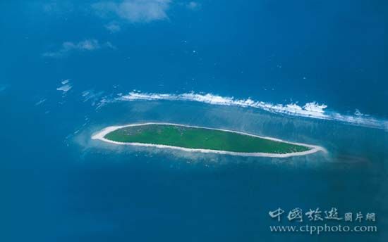 从高空俯视，西沙主岛永兴岛恍如绿翡翠漂浮在湛蓝色的海面上(王琛摄)