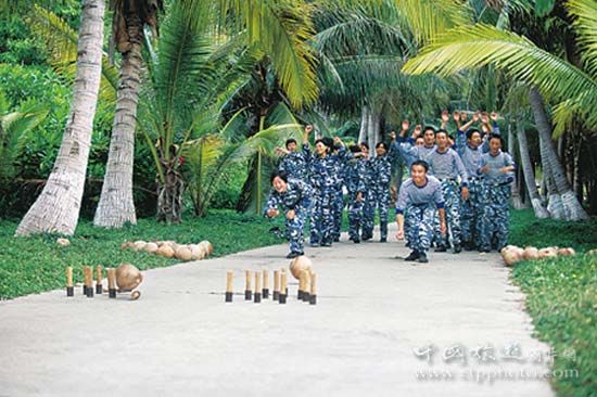 岛上生活枯燥，士兵们在闲暇的时候，用椰子当保龄球打，而训练用的手榴弹就成为保龄球靶（王琛摄）