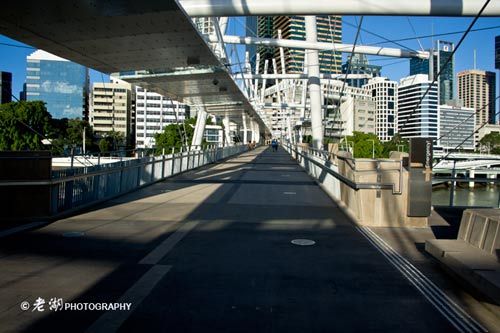 跨过这座步行桥(Gret St)去南岸