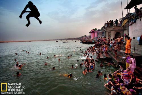 With a Ganges RIver, in the eyes of foreigners, may only be a pile of India wonders, is messy and cluttered the most typical demonstration; but in Indian eyes, she represents the supreme sacred and tolerance, people make light of travelling a thousand li to the bath, to wash away sins.
