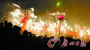 丰顺县的埔寨村每年元宵都上演舞火龙