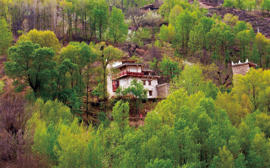 藏寨分布在山的不同处