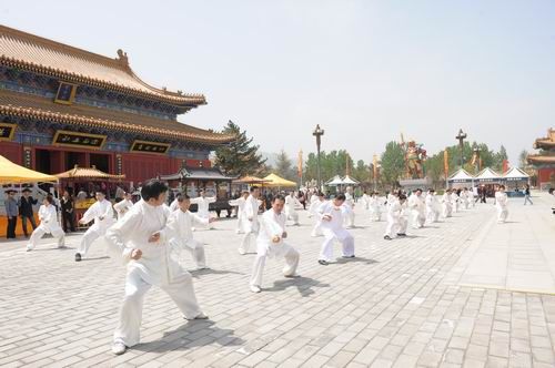 西安道教文化区 百人打太极"武"动春楼观