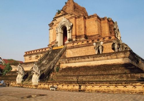 Wat chedi Luang Temple big pagoda