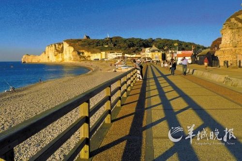 In the evening the tourists increasingly scarce, AI tele tower beach restoration of peace