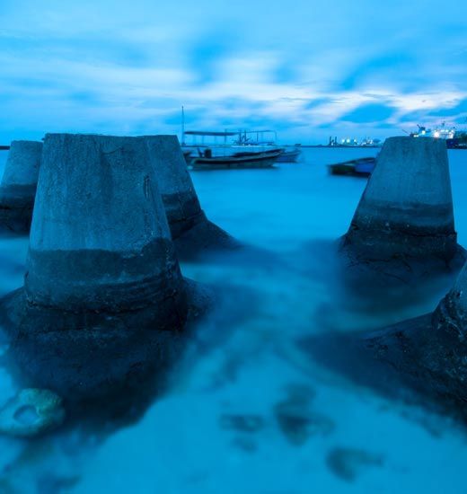 永興島港口內(nèi)巨大的水泥柱，用來(lái)阻擋和緩解海浪的沖擊。