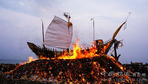 At the end of the Ship Fire King Festival (Ceng Wentian photo)