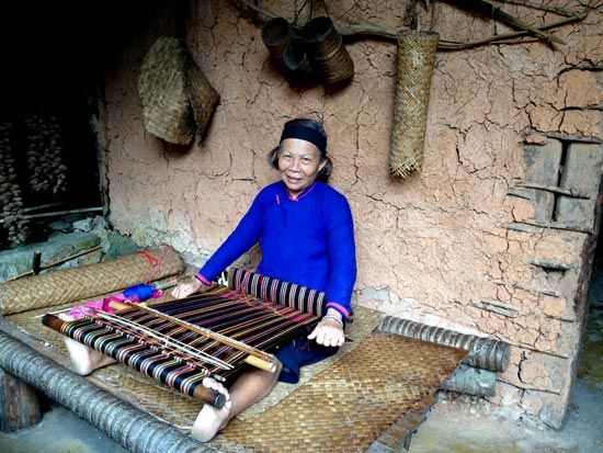 Sina travel pictures: Li weaving woman photograph: Ding Yan