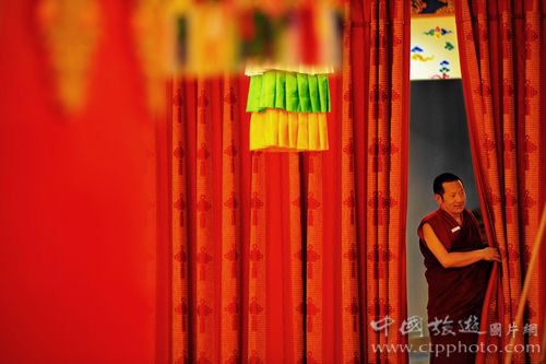 The Tibetan national minority is located on the Qinghai-Tibet Plateau climate cold, warm colors in the temple interior decoration like passion