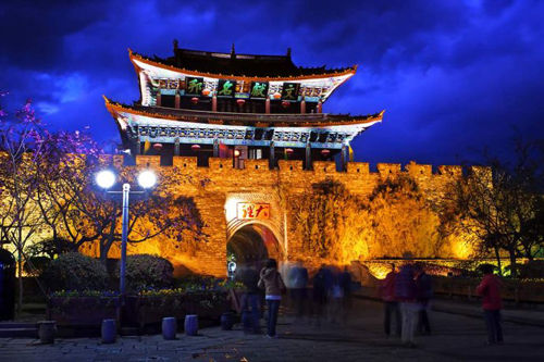 Sina travel plans: the ancient city of night photography: a happy life