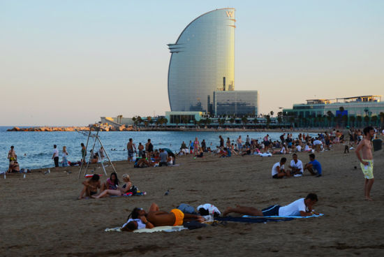 西班牙：巴塞罗那风情万种的性感沙滩