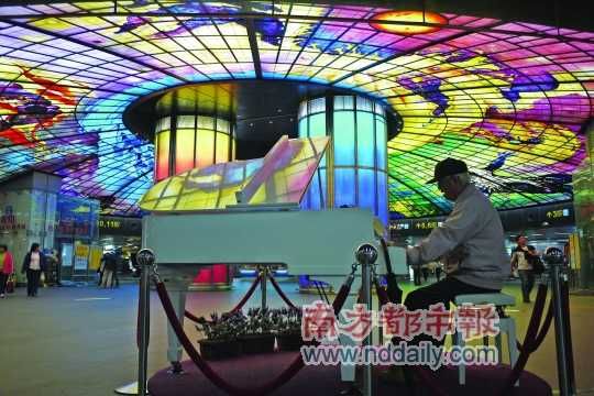  Has been rated as the world's most beautiful subway of Kaohsiung MRT Formosa station, the station hall someone was playing the piano.