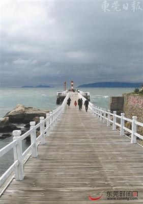 The first viewing platform at the Sheraton is a good place for fishing and daze