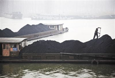 The Longhai Railway and Beijing-Hangzhou Grand Canal interchange in Pizhou harbor, is shipping coal ships.