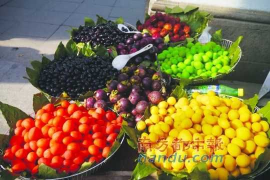 The streets of Suzhou fruits look attractive fruit