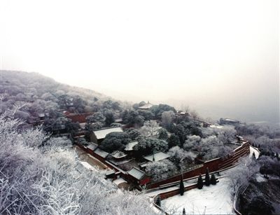 The winter came to the temple, the first is its quiet and secluded attracted.