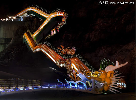 Canyon entrance is a 258 meters long dragon Photography: Martin Mars