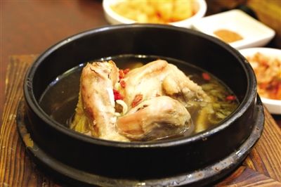 Ginseng chicken soup, soup clear soup, taste fragrant.