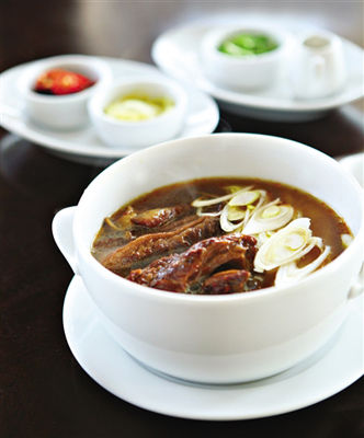 Sauteed beef with chili sauce noodles