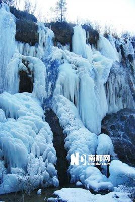 Nogiran falls past rushing water into ice mantle, like a stalactite cave in general.