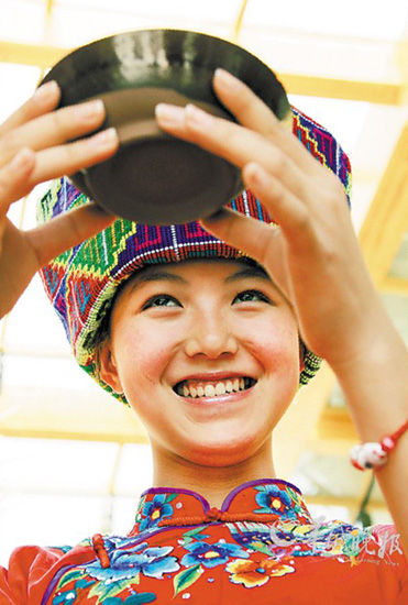 Enshi Tujia girl for the guests from afar a wine