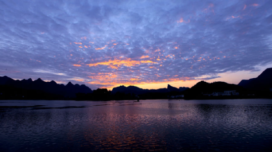 巴马夕阳下的睡美人山 图片来源:乐途旅行网