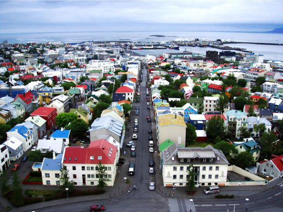 正文    冰岛雷克雅未克,是世界上最北面的首都,夏季昼长夜短,也是最