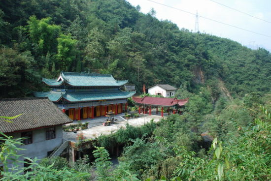 仙人洞真人宫景区位于紫阳县城南岸,是距县城最近的旅游景点.图片