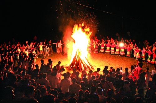 石林彝族自治县的各族人民,都要举行隆重的庆祝活动来庆祝火把节.