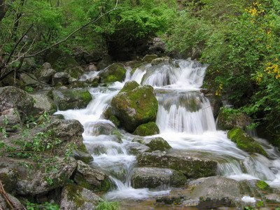 美丽的红河谷山间的瀑布奇观