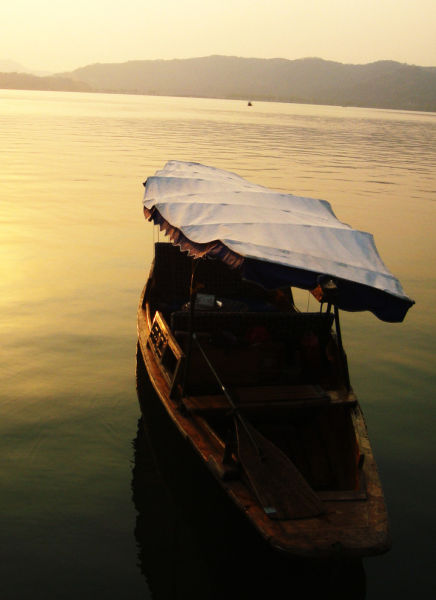 钱小姐和小姐妹在西湖边吃完晚饭,夕阳西下,晚风拂面,两人打算湖上