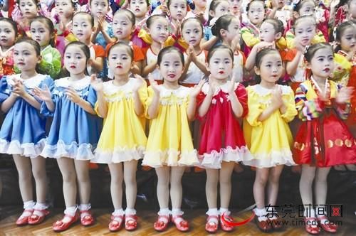幼儿园小朋友掌声欢迎中国游客的到来