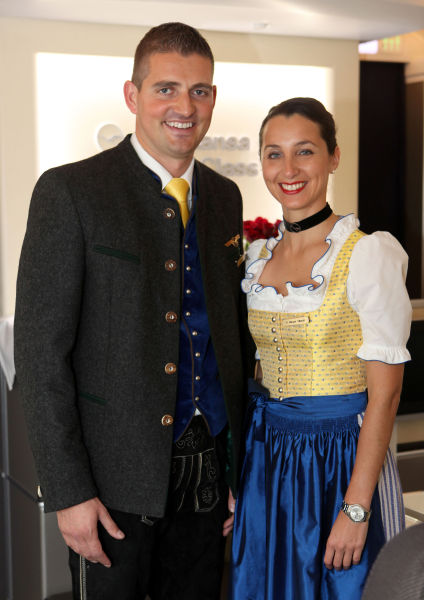 汉莎航空空乘身着巴伐利亚传统服饰 庆祝十月