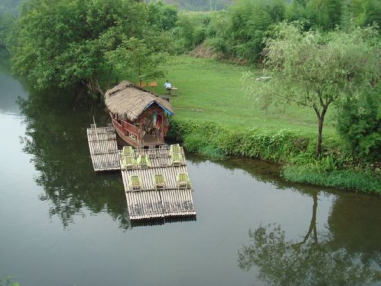 桥下一池碧水