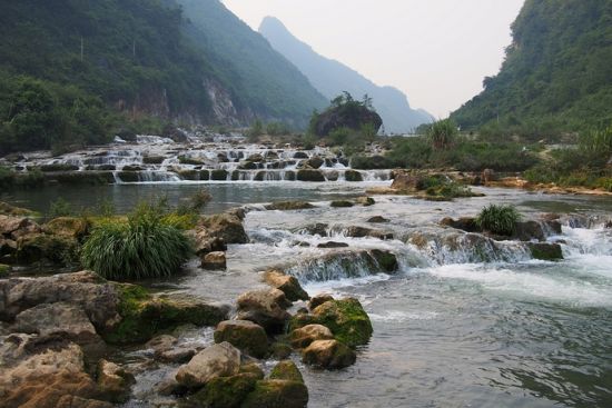 中渡镇响水瀑布 层层流水沁人心