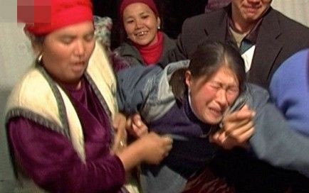吉尔吉斯斯坦流行抢新娘 男人当街掳女孩