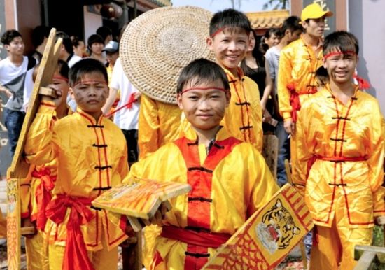 揭晓海南传统节日公期 穿腮表演很惊悚(图)