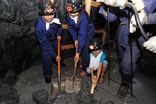 挖个煤体验煤矿工人的艰辛