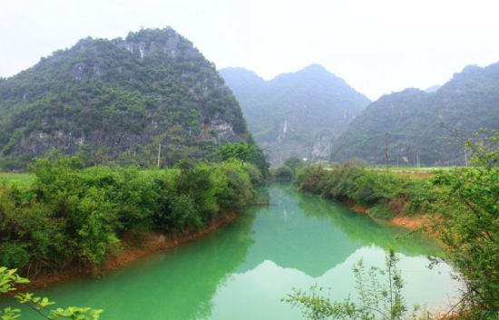 广西隆安屏山人口_广西隆安龙虎山风景区(3)