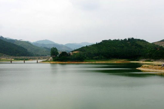 钦州灵东水库度假植草披绿湖水荡漾