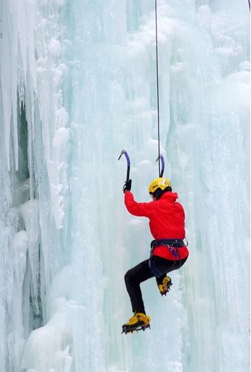 户外挑战 北京桃源仙谷攀冰(组图)