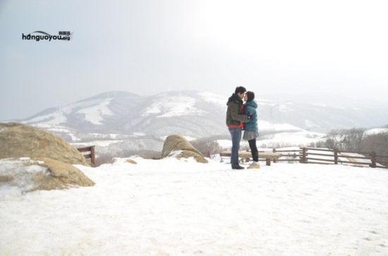 雪地里拿相机的唯美女生图片_相机卡图片_小男老师舔女生全身