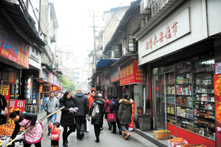 马王街由于店铺集中，人来人往，非常热闹。　　余志雄 摄