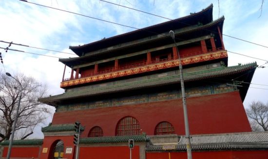 钟楼通高47.9米,重檐歇山顶,上覆黑琉璃瓦,绿琉璃剪边,是一座全砖石结构的大型单体古代建筑。钟楼东北角开一蹬楼小券门,登75级台阶至二层。整个建筑结构强调了共鸣、扩音和传声的功能,这种设计在我国钟鼓楼建筑史上是独一无二的。这75级台阶爬起来颇有些难度,直上直下,每级台阶的高度要远高于我们通常所走的台阶高度,体力不好的人要小心了。钟楼二层陈列的报时铜钟制造于明永乐年间。铜钟悬挂于八角形木框架上,通高7.