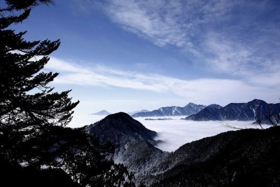 中国 四川省 大邑 正文   大雪塘为西岭雪山最高峰,海拔5364米,终年