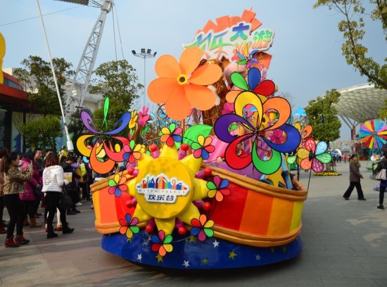 春游新去处 来欢乐谷赏风车花海