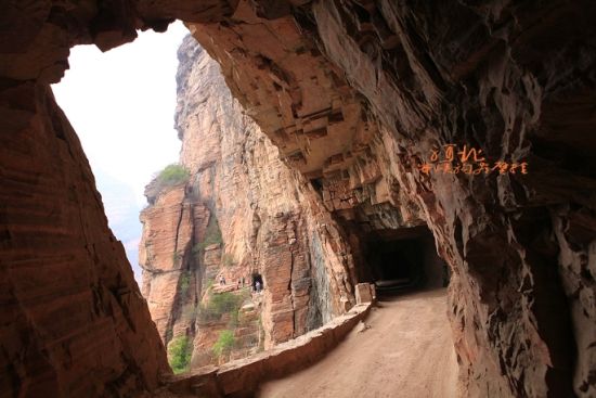 河北邢台 穿峡沟看壁挂公路