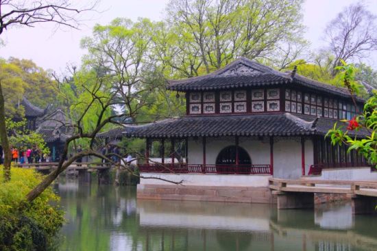 苏州古典园林宅园合一,可赏,可游,可居,这种建筑形态的形成,是在人口密集和缺乏自然风光的城市中,人类依恋自然,追求与自然和谐相处,美化和完善自身居住环境的一种创造。 (图文来源新浪博客 羽子偕老)