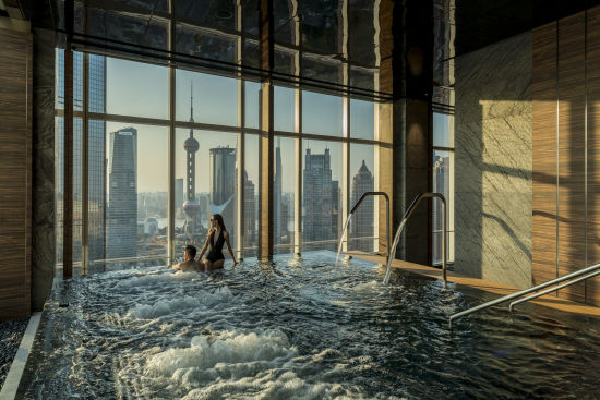 上海浦东四季酒店:在私属泳池尽览夜上海