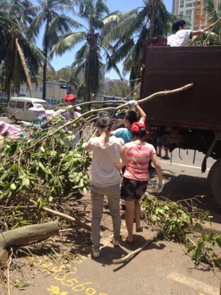 超1000名海口志愿者相应号召 顶烈日协助道路